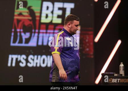 Leeds, Royaume-Uni. 09 mai 2024. Luke Littler est défait lors de la BetMGM premier League Darts, Night 15, 2024, Leeds à la First Direct Arena, Leeds, Angleterre, Royaume-Uni le 9 mai 2024 crédit : Every second Media/Alamy Live News Banque D'Images