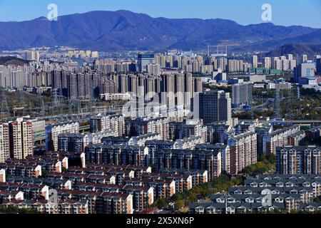 PÉKIN, CHINE - 11 MAI 2024 - des gratte-ciel sont photographiés depuis la tour de télévision centrale de 238 mètres de haut à Pékin, Chine, le 11 mai 2024. ACC Banque D'Images