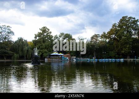 Le lac Cismigiu est situé dans le jardin Cismigiu, un parc dans le centre de Bucarest, Roumanie Banque D'Images