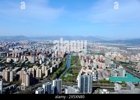 PÉKIN, CHINE - 11 MAI 2024 - des gratte-ciel sont photographiés depuis la tour de télévision centrale de 238 mètres de haut à Pékin, Chine, le 11 mai 2024. ACC Banque D'Images