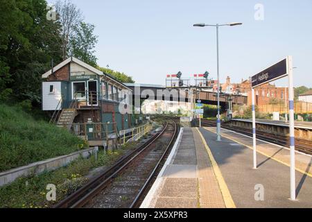 Station Hastings avec signaux sémaphore et boîtier de signalisation Banque D'Images