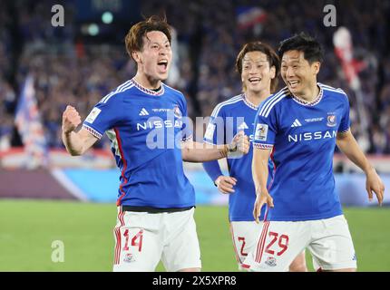 Yokohama, Japon. 11 mai 2024. Le milieu de terrain japonais de Yokohama F. Marinos, Asahi Uenaka (l), crie alors qu'il marque un but lors du match final de première manche de l'AFC Champions League (ACL) contre l'Al Ain FC des Émirats arabes Unis à Yokohama, dans la banlieue de Tokyo, le samedi 11 mai 2024. Yokohama F. Marinos bat Al Ain FC lors du premier match de la finale ACL 2-1. (Photo de Yoshio Tsunoda/AFLO) Banque D'Images