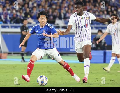 Yokohama, Japon. 11 mai 2024. Le milieu de terrain japonais de Yokohama F. Marinos, Kouta Watanabe (G), affronte le défenseur des eau d'Al Ain FC, Kouame Kouadio (d), lors du match final de la première manche de l'AFC Champions League (ACL) à Yokohama, dans la banlieue de Tokyo, le samedi 11 mai 2024. Yokohama F. Marinos bat Al Ain FC lors du premier match de la finale ACL 2-1. (Photo de Yoshio Tsunoda/AFLO) Banque D'Images