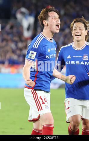 Yokohama, Japon. 11 mai 2024. Le milieu de terrain japonais de Yokohama F. Marinos, Asahi Uenaka (l), crie alors qu'il marque un but lors du match final de première manche de l'AFC Champions League (ACL) contre l'Al Ain FC des Émirats arabes Unis à Yokohama, dans la banlieue de Tokyo, le samedi 11 mai 2024. Yokohama F. Marinos bat Al Ain FC lors du premier match de la finale ACL 2-1. (Photo de Yoshio Tsunoda/AFLO) Banque D'Images