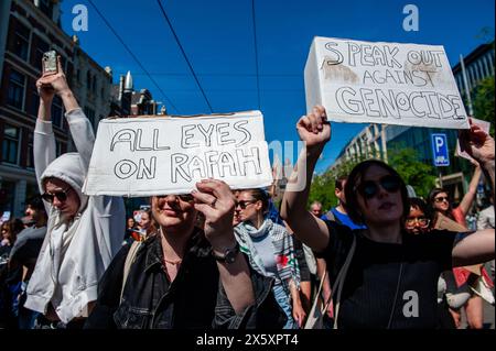 Amsterdam, pays-Bas. 11 mai 2024. Des manifestants sont vus tenir des pancartes pendant le rassemblement. Plusieurs organisations pro-palestiniennes ont organisé un rassemblement pendant le 76e anniversaire de la Journée de la Nakba dans le centre d’Amsterdam. Des milliers de personnes ont appelé à un cessez-le-feu dans la bande de Gaza, où le nombre de morts palestiniens est passé à 34 789. Les autorités sanitaires de Gaza ont déclaré dans un communiqué de presse. Crédit : SOPA images Limited/Alamy Live News Banque D'Images