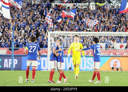 Yokohama, Japon. 11 mai 2024. Les joueurs japonais Yokohama F. Marinos célèbrent leur victoire sur le milieu de terrain Al Ain FC des Émirats arabes Unis lors du match final de la première manche de l'AFC Champions League (ACL) à Yokohama, dans la banlieue de Tokyo, le samedi 11 mai 2024. Yokohama F. Marinos bat Al Ain FC lors du premier match de la finale ACL 2-1. (Photo de Yoshio Tsunoda/AFLO) Banque D'Images