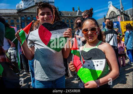 Amsterdam, pays-Bas. 11 mai 2024. Plusieurs organisations pro-palestiniennes ont organisé un rassemblement pendant le 76e anniversaire de la Journée de la Nakba dans le centre d’Amsterdam. Des milliers de personnes ont appelé à un cessez-le-feu dans la bande de Gaza, où le nombre de morts palestiniennes causées par les attaques israéliennes en cours est passé à 34 789, ont déclaré les autorités sanitaires de Gaza dans un communiqué de presse. Crédit : SOPA images Limited/Alamy Live News Banque D'Images