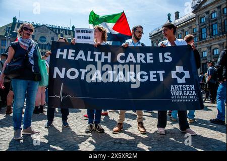 Amsterdam, pays-Bas. 11 mai 2024. Un groupe de médecins est vu soutenir des médecins palestiniens pendant le rassemblement. Plusieurs organisations pro-palestiniennes ont organisé un rassemblement pendant le 76e anniversaire de la Journée de la Nakba dans le centre d’Amsterdam. Des milliers de personnes ont appelé à un cessez-le-feu dans la bande de Gaza, où le nombre de morts palestiniens est passé à 34 789. Les autorités sanitaires de Gaza ont déclaré dans un communiqué de presse. Crédit : SOPA images Limited/Alamy Live News Banque D'Images