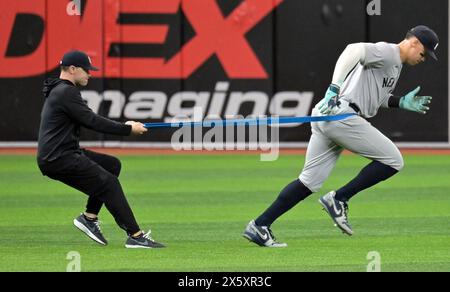 Saint-Pétersbourg, États-Unis. 11 mai 2024. Aaron Judge, outfielder des New York Yankees, se desserre avant un match de baseball contre les Rays de Tampa Bay au Tropicana Field à Petersburg, Floride, le samedi 11 mai 2024. Photo de Steve Nesius/UPI crédit : UPI/Alamy Live News Banque D'Images