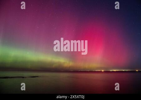 Melbourne, Victoria, Australie. 12 mai 2024. Aurora australis a illuminé le ciel à travers le sud de l’Australie après une tempête solaire géomagnétique « extrême ». La forte tempête solaire de samedi a été observée depuis la périphérie de Melbourne sous la forme des aurores australes ou aurores australes. Les plages autour de Melbourne ont été remplies de gens pour voir ces lumières étonnantes de toutes les couleurs. (Crédit image : © Ramon Buxo Martinez/ZUMA Press Wire) USAGE ÉDITORIAL SEULEMENT! Non destiné à UN USAGE commercial ! Banque D'Images