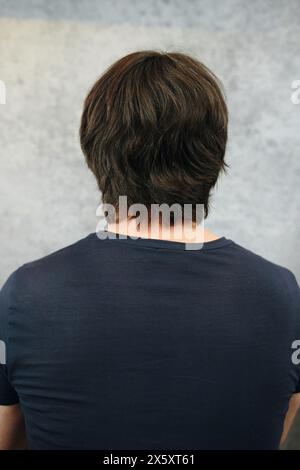 Jeune homme avec une coupe de cheveux fraîche, vue de derrière Banque D'Images