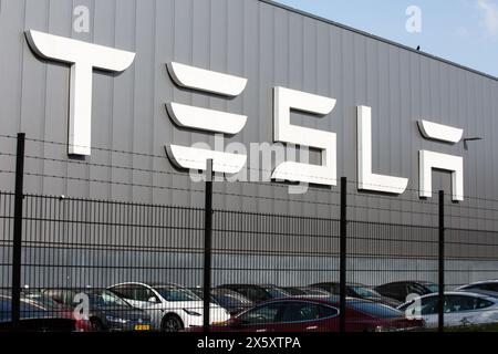 Tilburg, pays-Bas. 1er mai 2024. Une entreprise automobile et énergétique américaine spécialisée dans la fabrication de voitures électriques ; Tesla, enseigne vue sur la façade du bâtiment Tilburg Factory & Delivery Center. Tesla, a plusieurs bâtiments d'usine dans la zone industrielle de Vossenberg à Tilburg. Tilburg Factory & Delivery Center est à côté du canal Wilhelmina permettant la livraison intermodale à base d'eau. (Crédit image : © Karol Serewis/SOPA images via ZUMA Press Wire) USAGE ÉDITORIAL SEULEMENT! Non destiné à UN USAGE commercial ! Banque D'Images