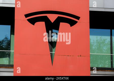 Tilburg, pays-Bas. 1er mai 2024. Une entreprise automobile et énergétique américaine spécialisée dans la fabrication de voitures électriques ; Tesla, enseigne vue sur la façade du bâtiment Tilburg Factory & Delivery Center. Tesla, a plusieurs bâtiments d'usine dans la zone industrielle de Vossenberg à Tilburg. Tilburg Factory & Delivery Center est à côté du canal Wilhelmina permettant la livraison intermodale à base d'eau. (Crédit image : © Karol Serewis/SOPA images via ZUMA Press Wire) USAGE ÉDITORIAL SEULEMENT! Non destiné à UN USAGE commercial ! Banque D'Images