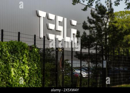 Tilburg, pays-Bas. 1er mai 2024. Une entreprise automobile et énergétique américaine spécialisée dans la fabrication de voitures électriques ; Tesla, enseigne vue sur la façade du bâtiment Tilburg Factory & Delivery Center. Tesla, a plusieurs bâtiments d'usine dans la zone industrielle de Vossenberg à Tilburg. Tilburg Factory & Delivery Center est à côté du canal Wilhelmina permettant la livraison intermodale à base d'eau. (Crédit image : © Karol Serewis/SOPA images via ZUMA Press Wire) USAGE ÉDITORIAL SEULEMENT! Non destiné à UN USAGE commercial ! Banque D'Images