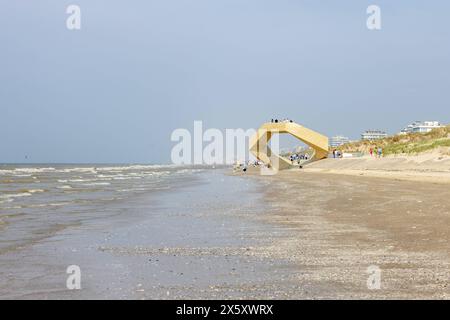 DAS Beton Bauwerk WESTERPUNT in de panne an der belgischen Küste nahe der Landesgrenze zu Frankreich. Die Treppen verbinden symbolisch das Meer mit den Dünen, die Natur mit der Küste und die Bewohner untereinander. 11.05.2024 de panne Westflandern Belgien *** la structure en béton WESTERPUNT à de panne sur la côte belge près de la frontière avec la France les marches relient symboliquement la mer aux dunes, la nature à la côte et les habitants 11 05 2024 de panne Flandre occidentale Belgique Copyright: xBonn.digitalx/xMarcxJohnx Banque D'Images