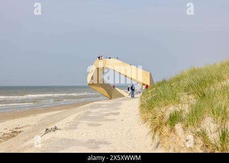 DAS Beton Bauwerk WESTERPUNT in de panne an der belgischen Küste nahe der Landesgrenze zu Frankreich. Die Treppen verbinden symbolisch das Meer mit den Dünen, die Natur mit der Küste und die Bewohner untereinander. 11.05.2024 de panne Westflandern Belgien *** la structure en béton WESTERPUNT à de panne sur la côte belge près de la frontière avec la France les marches relient symboliquement la mer aux dunes, la nature à la côte et les habitants 11 05 2024 de panne Flandre occidentale Belgique Copyright: xBonn.digitalx/xMarcxJohnx Banque D'Images