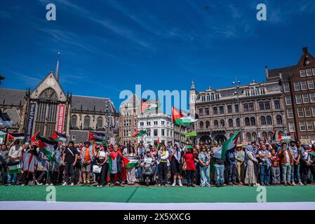 Amsterdam, Hollande du Nord, pays-Bas. 11 mai 2024. Le 11 mai 2024, plusieurs milliers de manifestants pro-palestiniens se sont rassemblés sur la place du Dam à Amsterdam. De la place du Dam, les manifestants ont marché vers Museumplein, Amsterdam, pour d'autres discours. L'appel de cette manifestation exigeait la fin de la Nakba en Palestine, l'occupation israélienne et le soutien du gouvernement néerlandais au gouvernement israélien. Crédit : ZUMA Press, Inc/Alamy Live News Banque D'Images