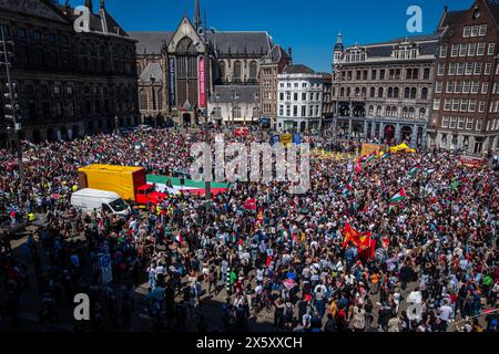 Amsterdam, Hollande du Nord, pays-Bas. 11 mai 2024. Le 11 mai 2024, plusieurs milliers de manifestants pro-palestiniens se sont rassemblés sur la place du Dam à Amsterdam. De la place du Dam, les manifestants ont marché vers Museumplein, Amsterdam, pour d'autres discours. L'appel de cette manifestation exigeait la fin de la Nakba en Palestine, l'occupation israélienne et le soutien du gouvernement néerlandais au gouvernement israélien. Crédit : ZUMA Press, Inc/Alamy Live News Banque D'Images