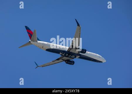 Seattle, États-Unis. 11 mai 2024. SeaTac, Washington, États-Unis. 11 mai 2024. Un Delta Airlines 737-900 (N840DN) décolle à l'aéroport international de Seattle-Tacoma. Crédit : Paul Christian Gordon/Alamy Live News crédit : Paul Christian Gordon/Alamy Live News Banque D'Images