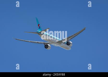 Seattle, États-Unis. 11 mai 2024. Un Korean Air 777-300ER (HL8346) décolle de l’aéroport international Seattle-Tacoma à SeaTac, Washington, le samedi 11 mai 2024. Crédit : Paul Christian Gordon/Alamy Live News crédit : Paul Christian Gordon/Alamy Live News Banque D'Images