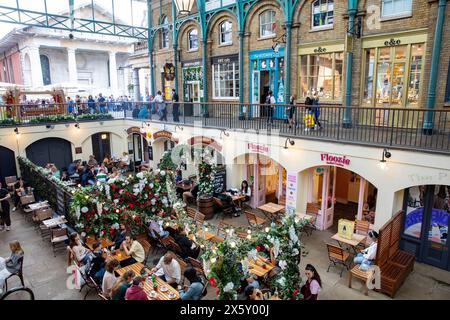 Covent Garden Market Londres, magasins et magasins avec des gens mangeant et prenant du café dans un café à l'intérieur du bâtiment du marché, Angleterre, Royaume-Uni, 2023 Banque D'Images