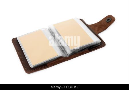 Porte-cartes de visite en cuir avec cartes vierges isolé sur blanc Banque D'Images