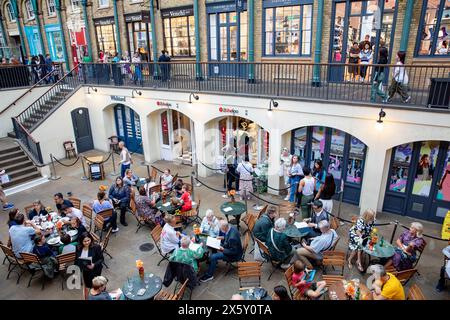 Covent Garden Market Londres, magasins et magasins avec des gens mangeant et prenant du café dans un café à l'intérieur du bâtiment du marché, Angleterre, Royaume-Uni, 2023 Banque D'Images