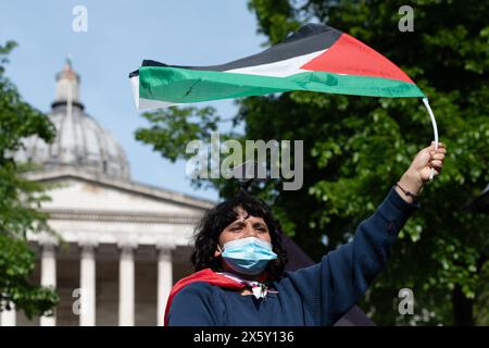 Londres, Royaume-Uni. 11 mai 2024. Les partisans de la Palestine se rassemblent en solidarité avec un campement d'étudiants établi dans les terrains de l'University College London (UCL) pour protester contre la guerre d'Israël contre Gaza et exiger que le collège se désengage d'Israël. Ils ont été rejoints par des étudiants de la proche École des études orientales et africaines (SOAS) qui occupent également leur terrain universitaire avec des demandes similaires. Crédit : Ron Fassbender/Alamy Live News Banque D'Images