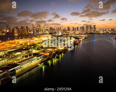 Photo aérienne des cuirassés USS à Port Miami Fleet week 2024 Banque D'Images