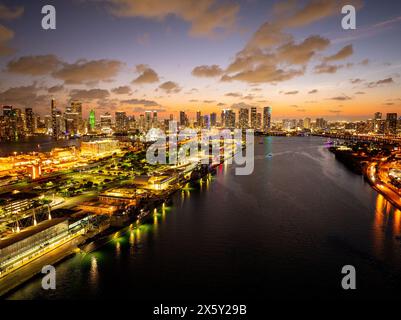 Photo aérienne des cuirassés USS à Port Miami Fleet week 2024 Banque D'Images