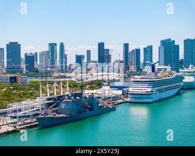 Miami, FL, États-Unis - 9 mai 2024 : Fleet week Miami 2024. Photo drone aérienne des navires de combat USS dans le port de Port Miami pour des visites publiques Banque D'Images