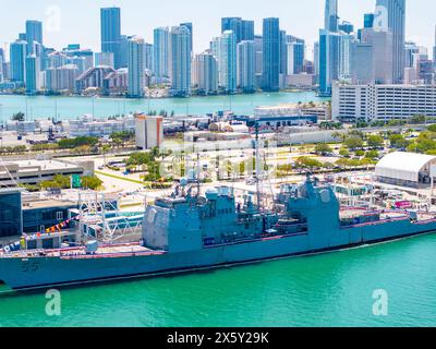 Miami, FL, États-Unis - 9 mai 2024 : Fleet week Miami 2024. Photo drone aérienne des navires de combat USS dans le port de Port Miami pour des visites publiques Banque D'Images