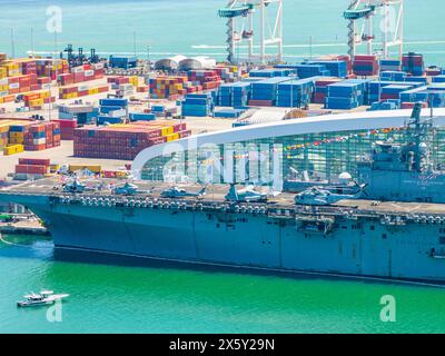 Miami, FL, États-Unis - 9 mai 2024 : Fleet week Miami 2024. Photo drone aérienne des navires de combat USS dans le port de Port Miami pour des visites publiques Banque D'Images