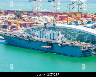 Miami, FL, États-Unis - 9 mai 2024 : Fleet week Miami 2024. Photo drone aérienne des navires de combat USS dans le port de Port Miami pour des visites publiques Banque D'Images