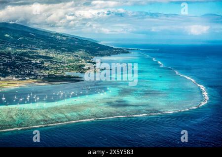 Vue aérienne de Papeete et de son récif corallien, capitale de la Polynésie française sur l'île de Tahiti Banque D'Images