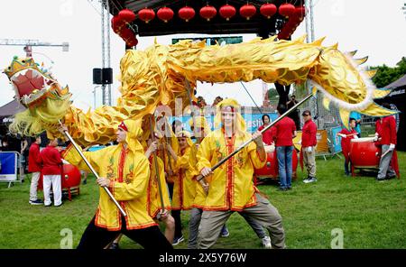 Prague, République tchèque. 11 mai 2024. Des jeunes Tchèques jouent la danse du dragon lors du 27e Festival des bateaux-dragons de Prague, en République tchèque, le 11 mai 2024. Crédit : Dana Kesnerova/Xinhua/Alamy Live News Banque D'Images