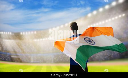 Soutien sportif indien sur le stade. Les fans indiens en cricket, rugby ou football regardent jouer en équipe. Groupe de supporters avec drapeau Banque D'Images