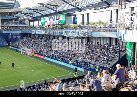 Kansas City, KS, États-Unis. 11 avril 2024. La section des fans du Sporting Kansas City Cauldron avant le match entre le Sporting Kansas City et le Houston Dynamo FC au Children's Mercy Park à Kansas City, Kansas. David Smith/CSM/Alamy Live News Banque D'Images