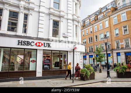 Succursale de la banque britannique HSBC UK à Covent Garden Londres, logo bancaire visible, deux femmes passent devant la succursale bancaire, Londres, Angleterre, Royaume-Uni Banque D'Images