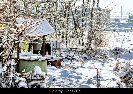 Un puits dans le village en hiver. Banque D'Images