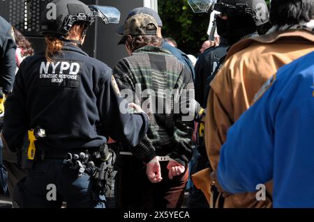 New York, États-Unis. 11 mai 2024. Des membres du département de police de la ville de New York arrêtent un manifestant pro-palestinien lors d'une marche. Des manifestants pro-palestiniens se sont rassemblés à Brooklyn, New York, condamnant les opérations militaires des Forces de défense israéliennes à Gaza. La marche a eu lieu avant le jour de la Nakba, qui a lieu le 15 mai. Le jour de la Nakba marque le jour en 1948 où les forces israéliennes ont expulsé des Palestiniens des terres qui sont devenues une partie de l’État d’Israël. Dans la guerre Israël-Hamas en cours, le premier ministre israélien Benjamin Netanyahu a déclaré que les FDI lanceraient une invasion de Rafah dans le sud de Gaza. Crédit : SOP Banque D'Images