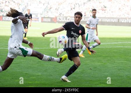 Omar MARMOUSH F gegen Kouadio KONE MG Aktion, Zweikampf, Fussball 1. Bundesliga, 33. Spieltag, Borussia Moenchengladbach MG - Eintracht Frankfurt F 1:1 am 11.05.2024 in Moenchengladbach/ Deutschland. La réglementation DFL interdit toute utilisation de photographies comme séquences d'images et/ou quasi-vidéo *** Omar MARMOUSH F vs Kouadio KONE MG action, duel, Soccer 1 Bundesliga, Journée 33, Borussia Moenchengladbach MG Eintracht Frankfurt F 1 1 le 11 05 2024 in Moenchengladbach Allemagne la réglementation DFL interdit toute utilisation de photographies comme séquences d'images et/ou quasi vidéo Banque D'Images