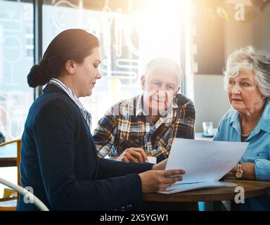Couple senior, conseiller financier et réunion avec la paperasse en consultation, conversation et plan de retraite. Assurance, épargne et investissement avec Banque D'Images