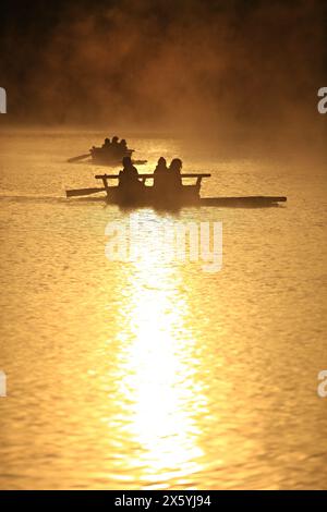 Le paysage matinal du camping Pang Ung et du réservoir Huai Makhuea Som est une destination de voyage populaire dans la province de Mae Hong son, en Thaïlande Banque D'Images