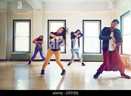 Hip hop, breakdance et groupe en studio avec culture ou répétition avec style pour rythme avec énergie. Les gens, l'industrie et le talent pour l'expression avec Banque D'Images