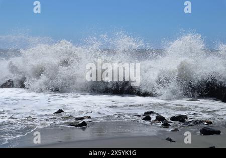 Lido di Ostia - Onda sugli scogli Banque D'Images