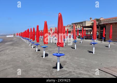 Lido di Ostia - Ombrelloni chiusi del Lido la Conchiglia Banque D'Images