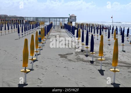 Lido di Ostia - Ombrelloni chiusi al Lido Battistini Banque D'Images