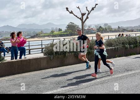 Baiona, Pontevedra, Galice, Espagne ; 26 mars 2023; public applaudissant les coureurs très fatigués de la course populaire qui va de Vigo à Baiona, le Vig Banque D'Images