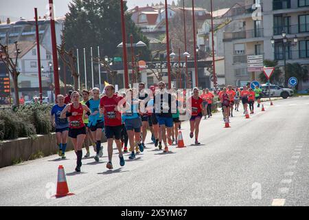 Baiona, Pontevedra, Galice, Espagne ; 26 mars 2023; athlètes en ligne dans la course qui va de Vigo à Baiona, presque à la fin de la course Banque D'Images